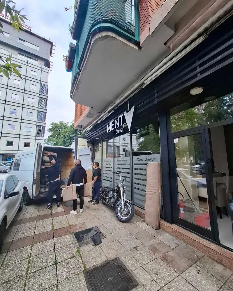 Utovar kutija u kombi ispred poslovnog prostora