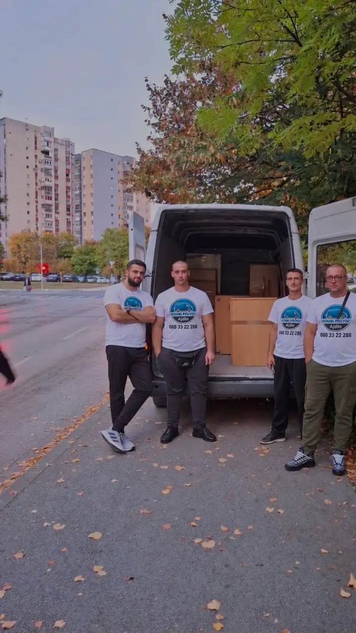 Ekipa Kombi prevoza Ajdin u majicama s logom ispred natovarenog kombija