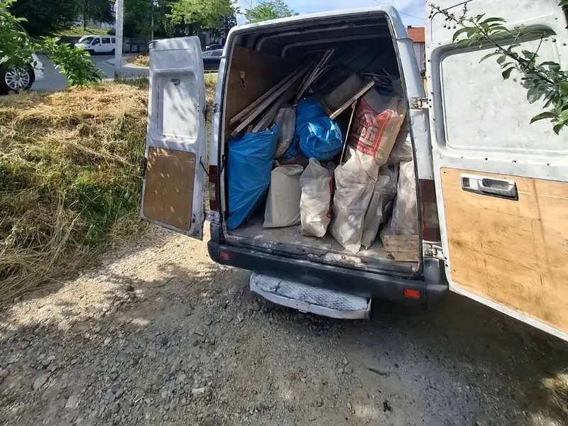 Kombi natovaren vrećama i kabastim stvarima za odvoz
